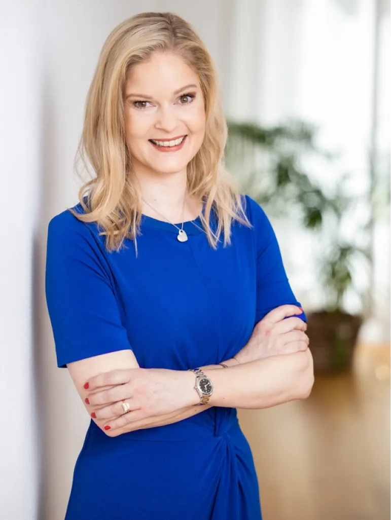 Seit März 2023 engagiert sich Corinne Bachmann als Stiftungsrätin der Fondation Aline und übernahm im Januar 2025 das Präsidium des Stiftungsrates. Dank ihrer fundierten Bankenausbildung, der betriebswirtschaftlichen Weiterbildung General Management HF sowie über 20 Jahren Erfahrung in den Bereichen Compliance und Multi-Client Family Office bringt sie umfassende Fach- und Führungskompetenzen in ihre Funktion ein. Ergänzt wird ihr Profil durch den 2025 abgeschlossenen Executive MBA mit Vertiefung in Risk Management und Compliance. Besonders wertvoll für ihre Tätigkeit ist zudem, dass sie Aline Studhalter persönlich kannte und sich daher mit den Werten und dem Anliegen der Stiftung eng verbunden fühlt.